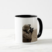 Mug Un Marine tire le M-32 (Devant droit)