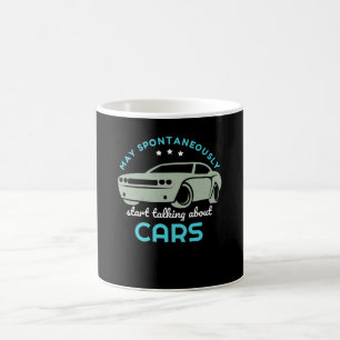 Mug Un mécanicien d'auto parlant de voitures