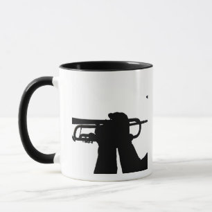 Mug Un membre de service joue un air