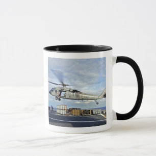 Mug Un MH-60S Seahawk prépare pour livrer l'ammunitio