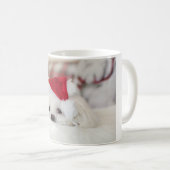 Mug Un mignon chien blanc dans un Casquette de Noël ro (Devant droit)