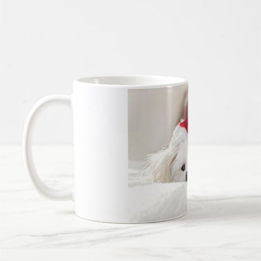 Mug Un mignon chien blanc dans un Casquette de Noël ro (Gauche)