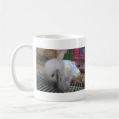Mug Un mignon lapin de bébé en robe (Gauche)