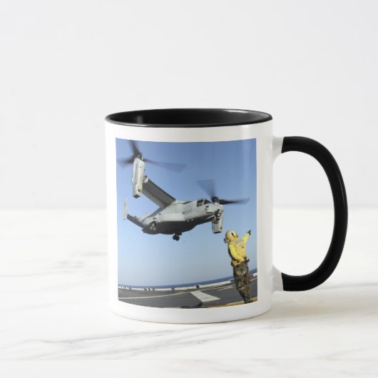 Mug Un MV-22 Osprey lance le USS Nassau (Droite)