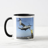Mug Un MV-22 Osprey lance le USS Nassau (Gauche)