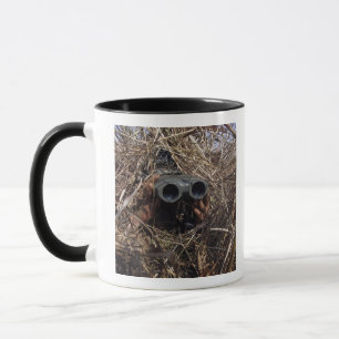 Mug Un observateur de scouts pratique la technique d'o