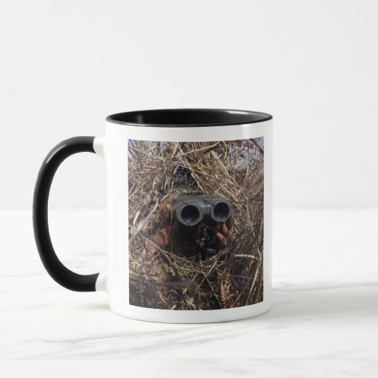 Mug Un observateur de scouts pratique la technique d'o (Gauche)