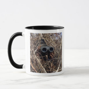 Mug Un observateur de scouts pratique la technique d'o