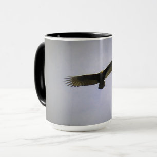Mug Un oiseau en plein essor en vol