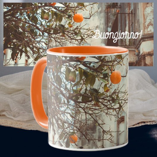 Mug Un Oranger dans une vieille ville romantique