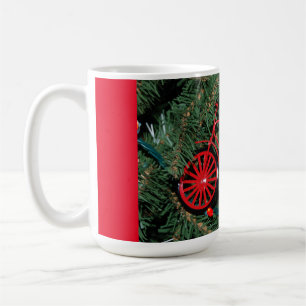 Mug Un ornement à vélo sur un sapin de Noël