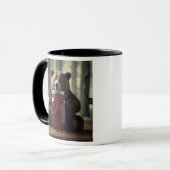 Mug Un ourson assis devant un pot de confiture. (Devant gauche)