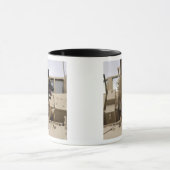Mug Un ouvrier militaire assis sur un M2A3 (Centre)