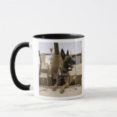 Mug Un ouvrier militaire assis sur un M2A3 (Gauche)