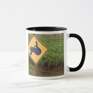 Mug Un panneau de signalisation de tracteur jaune trav