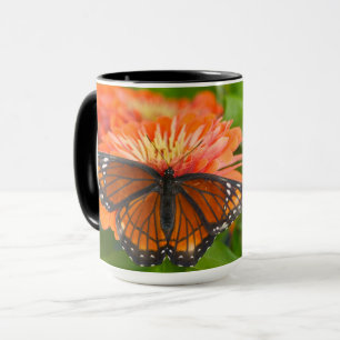 Mug Un papillon Monarque sur des zinnias orange