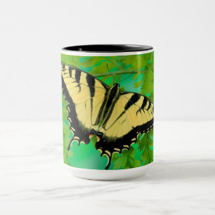 Mug Un papillon swallowtail atterrissant