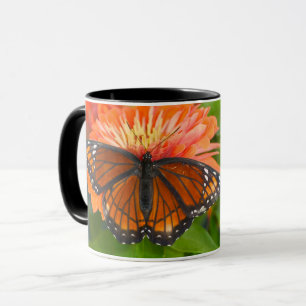 Mug Un papillon vice-roi sur des zinnias orange