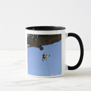 Mug Un pararescueman rappels d'un HH-60