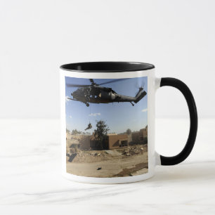 Mug Un pararescueman rappels d'un HH-60 2