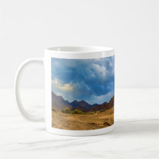 Mug Un paysage aride sous un ciel nuageux et spectacul