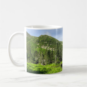 Mug Un petit étang dans la vallée des montagnes