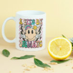 Mug Un Petit Peu Dramatique Drôle Super Dire<br><div class="desc">Un Petit Peu Dramatique Dramatique Super Dire Typographie Thé Café Mug présente le texte "Un Petit Peu Dramatique" dans la typographie moderne sur un arrière - plan en damier rose avec fleurs super,  boulons éclairants et un visage souriant. Conçu par Evco Studio www.zazzle.com/store/evcostudio</div>