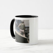 Mug Un policier militaire utilise une balle de brèche (Devant gauche)