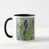 Mug Un pré montagneux de fleurs sauvages dont (Gauche)
