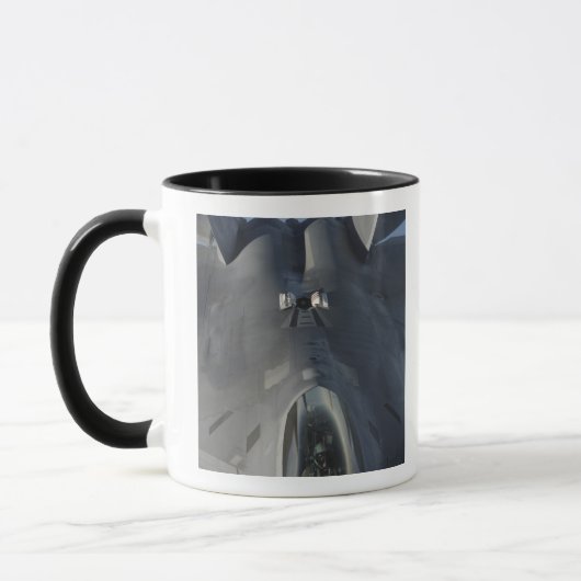 Mug Un Raptor F-22 se met en position pour recevoir f (Gauche)