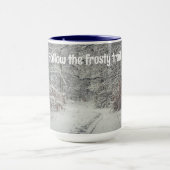 Mug Un sentier enneigé à travers une forêt d'hiver (Centre)