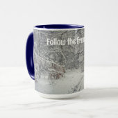 Mug Un sentier enneigé à travers une forêt d'hiver (Devant gauche)