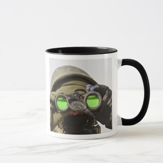 Mug Un soldat afghan scanne l'horizon (Droite)