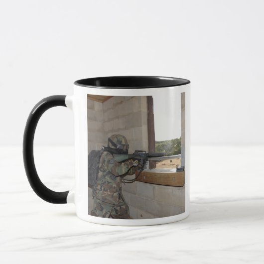 Mug Un soldat agit comme force d'opposition (Gauche)