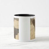 Mug Un soldat américain marche le long d'un chemin de (Centre)