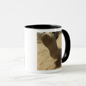 Mug Un soldat américain marche le long d'un chemin de (Devant droit)