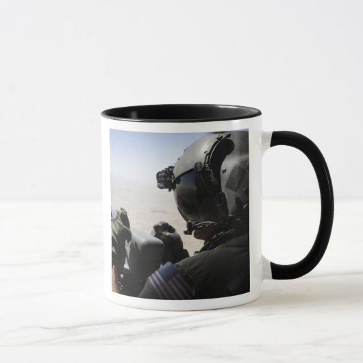 Mug Un soldat assure la sécurité (Droite)