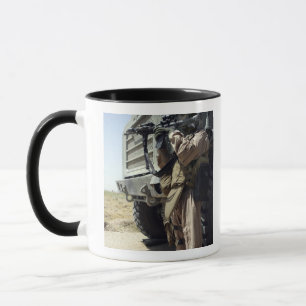 Mug Un soldat assure la sécurité des Marines