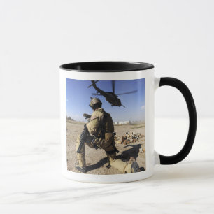 Mug Un soldat assure la sécurité d'un HH-60
