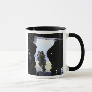 Mug Un soldat exécute un saut de statique-line