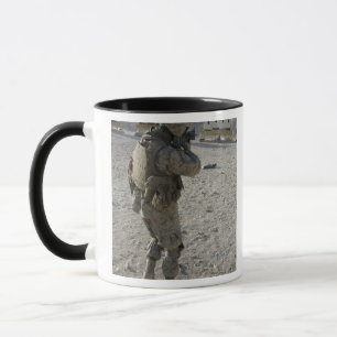 Mug Un soldat lance sa cible sur un coup de feu