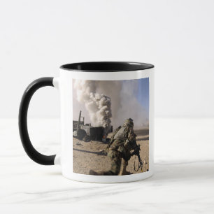 Mug Un soldat réagit à une explosion contrôlée