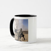 Mug Un soldat réagit à une explosion contrôlée (Devant gauche)