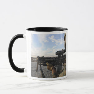 Mug Un soldat se fixe pour tirer sur une cible