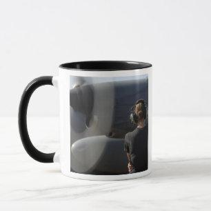 Mug Un soldat surveille la performance