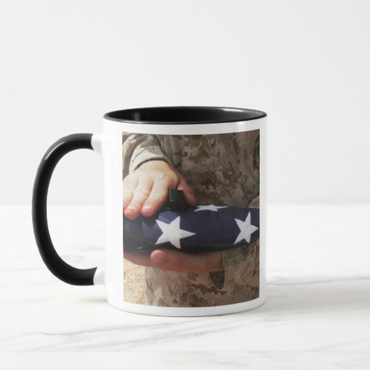 Mug Un soldat tient le drapeau américain (Gauche)
