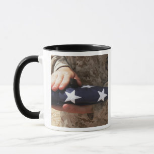 Mug Un soldat tient le drapeau des Etats-Unis