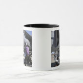 Mug Un technicien en carburant d'aviation fixe une con (Centre)
