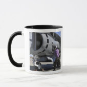 Mug Un technicien en carburant d'aviation fixe une con (Gauche)