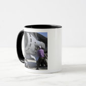 Mug Un technicien en carburant d'aviation fixe une con (Devant gauche)